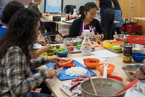 UCI medical students learn how to make a healthy meal for an anti-inflammatory diet. 